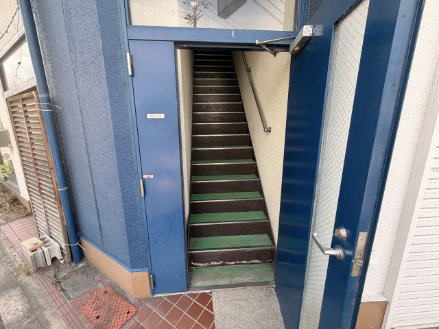 森岡ビルのエントランス