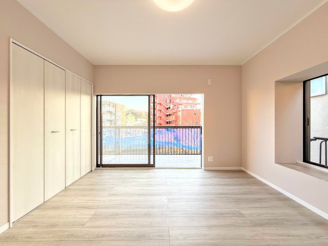 港南区日野7丁目　中古戸建ての洋室|◆柔らかい陽光が差し込む明るいお部屋を演出する設計。彩光の取れる窓が気持ちの良いお部屋を創り上げます。
