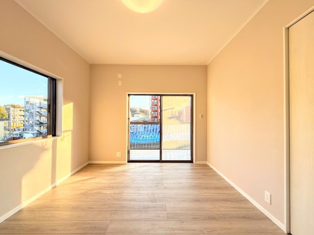 港南区日野7丁目　中古戸建ての洋室|◆室内はいつも明るい印象なので気持ちの良い朝を迎えられます。各部屋にはクローゼットを完備しており、収納が多いお家はすっきりして快適空間です。
