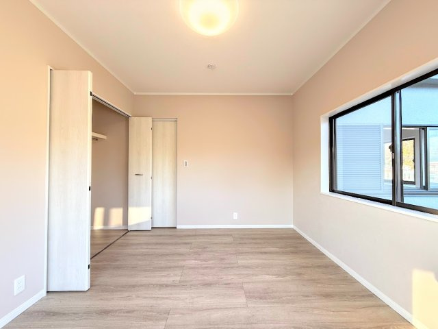 港南区日野7丁目　中古戸建ての洋室|◆気持ちの良い風が室内へ入り込む居室。家具を配置しても広々ご利用いただけます！！
