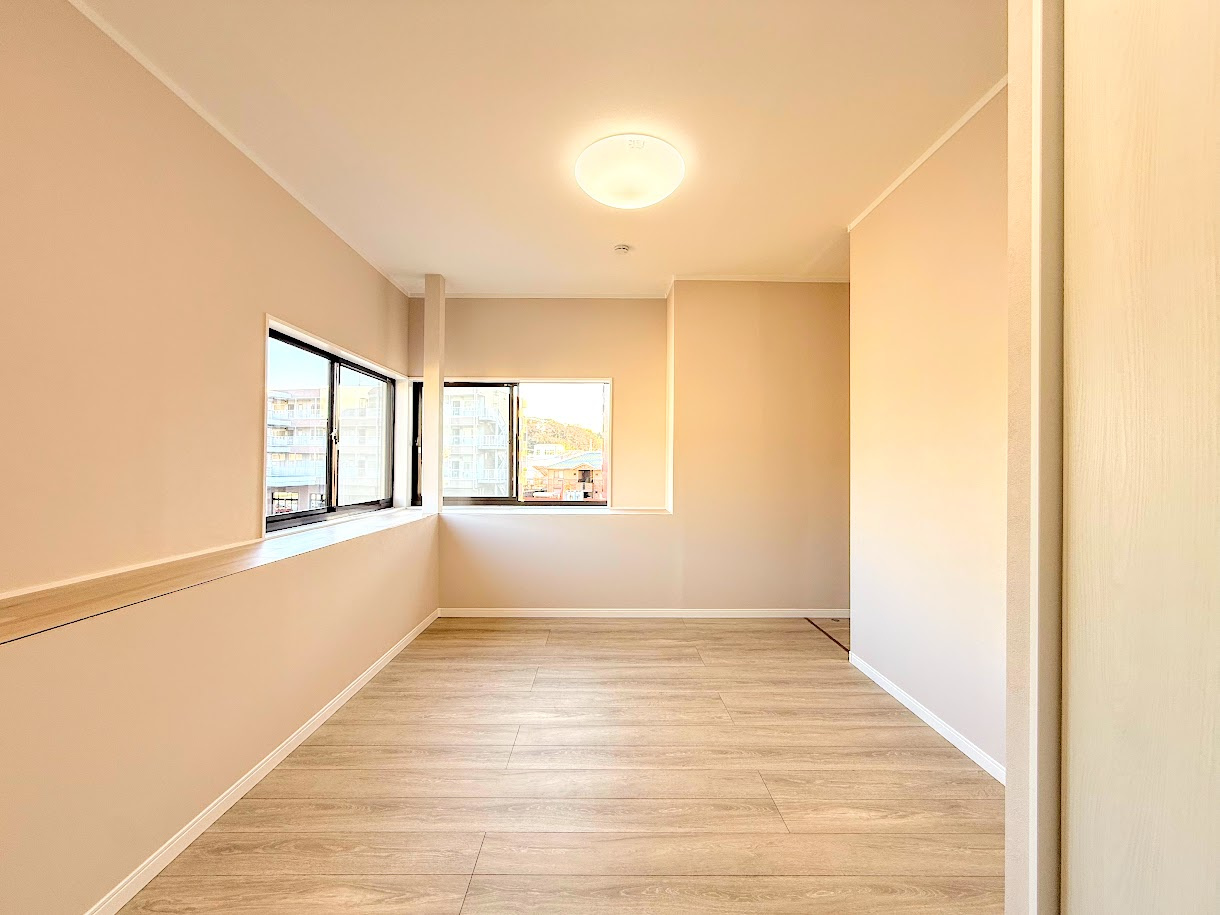 港南区日野7丁目　中古戸建ての洋室|◆子どものスタディ空間として、あるいは書斎やホビールームとして生活スタイルに合わせて使えるプライベートルーム。居心地のいい落ち着いたインテリアが似合います。
