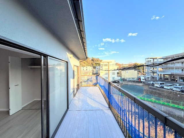 港南区日野7丁目　中古戸建てのバルコニー|◆広いバルコニーは寝室と子供部屋からアクセスできる2WAY動線。お布団も洗濯物もたくさん干せます！！
