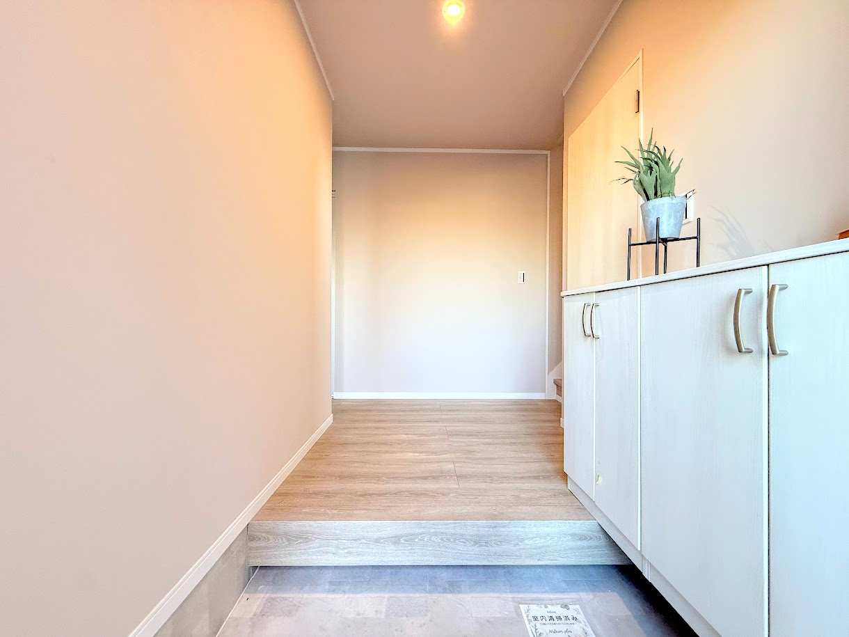 港南区日野7丁目　中古戸建ての玄関|◆明るい玄関です！散らかりやすい玄関もスッキリする大容量のシューズボックス付き。
