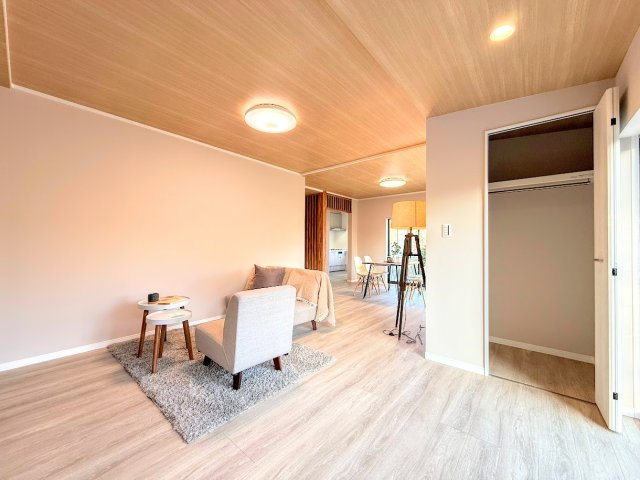 港南区日野7丁目　中古戸建ての居間・リビング|◆ご家族の会話がはずむ、開放的なＬＤＫです。休日はお陽さまの光をたっぷりととりこめるぽかぽかリビングで過ごしませんか？
