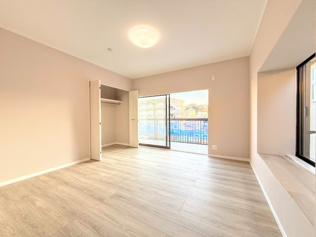 港南区日野7丁目　中古戸建ての洋室|◆感性を育むプライベートルームはシンプルでスマートな空間。好みの空間で読書をしたり、音楽を聞いたりと一人の時間も充実したものにできます。
