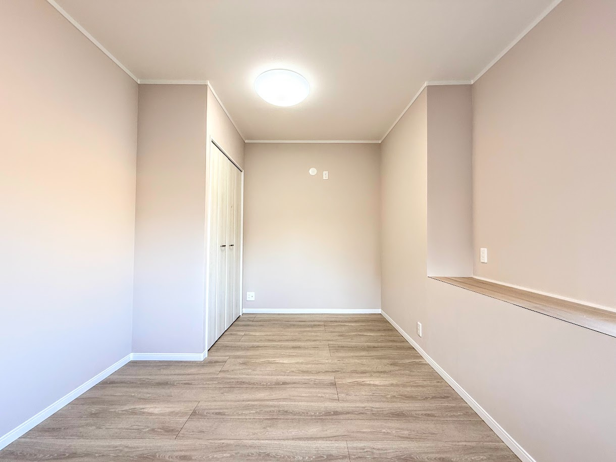 港南区日野7丁目　中古戸建ての洋室|◆二面採光で、陽差しを長時間受ける事が出来る暖かい室内です。もちろん複層ガラスなので、遮音性にも優れ、結露も発生しにくい構造。サッシ周りのカビが発生しにくくなります。
