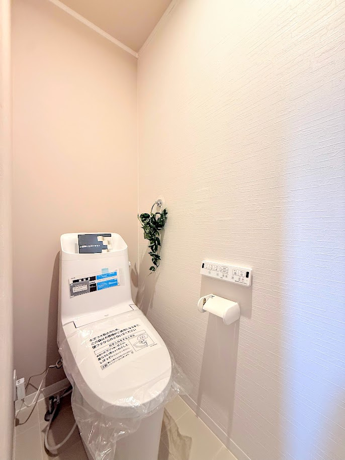 港南区日野7丁目　中古戸建てのトイレ|◆清潔感のある白を基調とした落ち着ける空間。小窓をもうけていますので、こもりやすい空気の入れ替えも簡単に行えますね！
