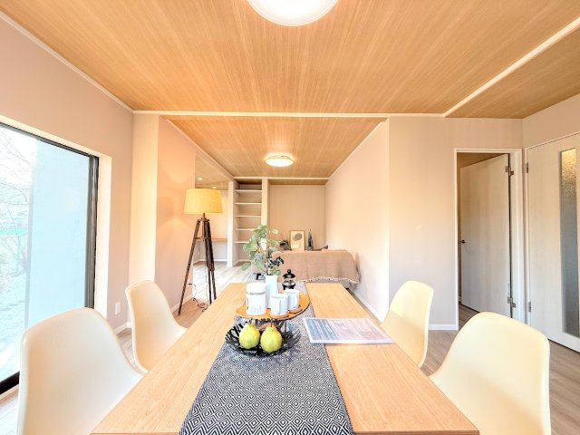 港南区日野7丁目　中古戸建ての居間・リビング|◆一家だんらんのスペースとなるＬＤＫ。窓から明るい光が差し込み、思わず家族の会話も弾む快適な空間。
