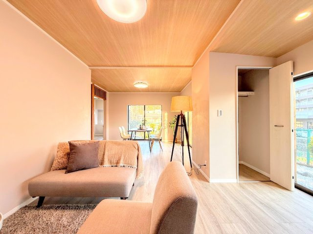 港南区日野7丁目　中古戸建ての居間・リビング|◆リビングは一日中太陽の光が射し込みます。家族が集まる空間は、自然と笑顔が溢れます！
