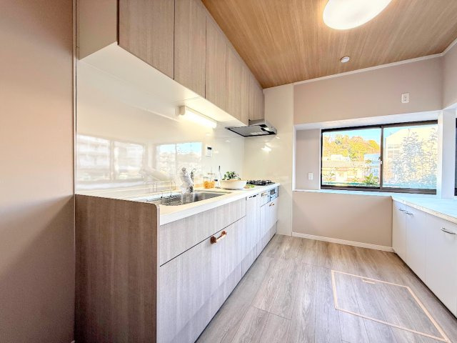 港南区日野7丁目　中古戸建てのキッチン|◆デザイン性と機能性を兼ね備えたキッチンです。リビングスペースとの一体感が生まれ、広々空間を演出してくれます。
