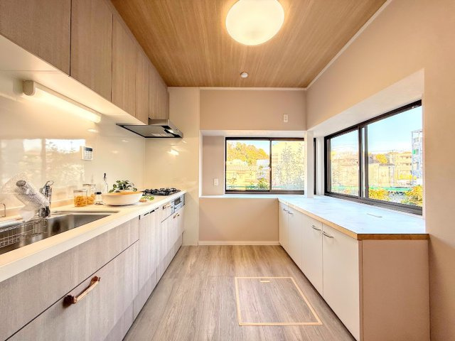 港南区日野7丁目　中古戸建てのキッチン|◆ご家族みんなで調理ができる位のスペースを実現したキッチン空間となっております。みんなで作った料理を召し上がりながらの会話は、どのような物になるのでしょうか。
