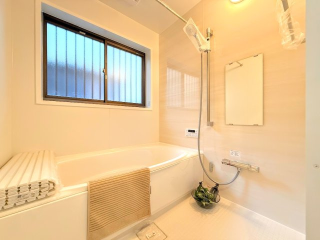 港南区日野7丁目　中古戸建ての浴室|◆お子様と一緒にバスタイムを楽しめる広々空間。浴室乾燥機付で心地よいバスタイムを実現します。
