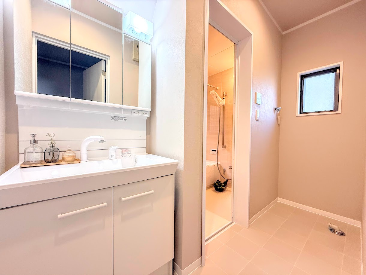 港南区日野7丁目　中古戸建ての独立洗面台|◆毎日使う場所だから、機能的で使いやすさに配慮したパウダールーム。すっきりと使えるように収納も豊富にご用意しています。
