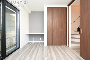 【同社施工例】日照が豊富で温暖な陽光を受けられ、植物の育成やリラックススペースとして活用可能です。洗濯物の乾燥が速く、快適な生活環境を提供。自然の光を取り込み、室内を明るくしてくれます。