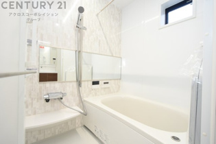 【同社施工例】化粧品や洗顔料、歯ブラシなどの必需品をまとめて置ける収納スペースがあり、使用するたびに取り出す手間が省けます。また、水回りのため、濡れても大丈夫な素材が使用されており、お手入れが簡単。