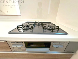 多数の調理器具を同時に使用でき、料理の効率化が可能。省エネで節約になり、様々な料理スタイルに適応できます。また、火力調整が独立しており、手入れや掃除もしやすく、今よりもっとお料理が楽しくなるかも。