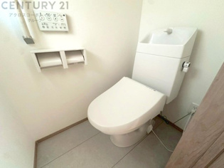温水洗浄便座付トイレは温水洗浄機能により、暖かい水でおしりを洗浄することができ、冷たい水を使う従来の便座に比べ、温水洗浄機能で暖かいトイレを提供し、快適な使用を可能にします。