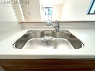 大きなシンクでお鍋などの大きな調理器具を洗う際にも便利です。
