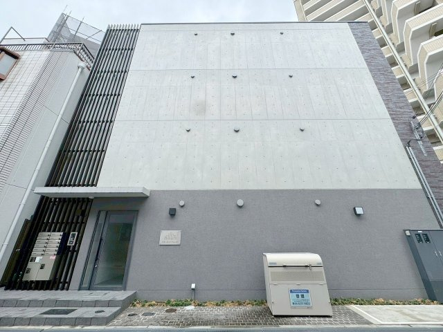 ヒルズ十三東の駐車場