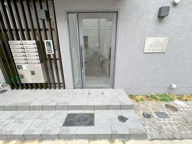 ヒルズ十三東のエントランス