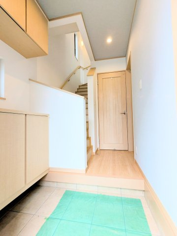 葛飾区東水元２丁目の戸建の玄関|～収納付き玄関写真～