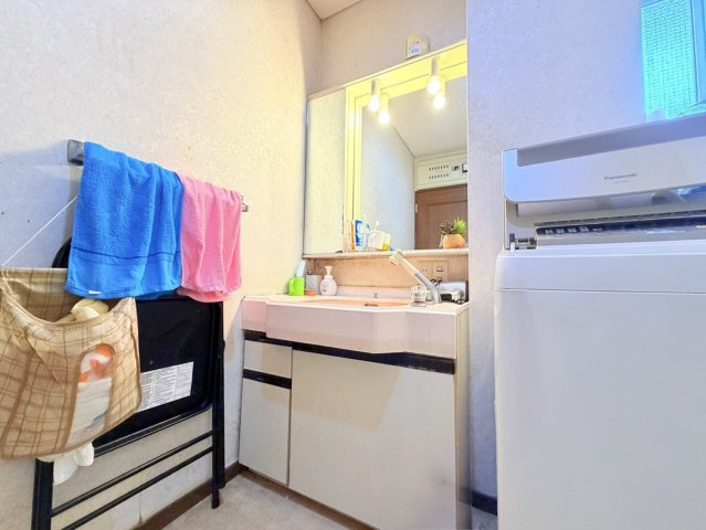 石岡市旭台中古住宅の独立洗面台