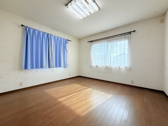 【ミサワホーム施工】石岡市旭台中古住宅の洋室