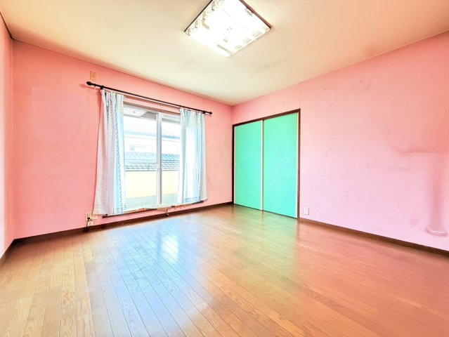 【ミサワホーム施工】石岡市旭台中古住宅の洋室