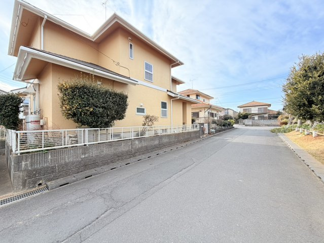 石岡市旭台中古住宅の前面道路含む現地写真