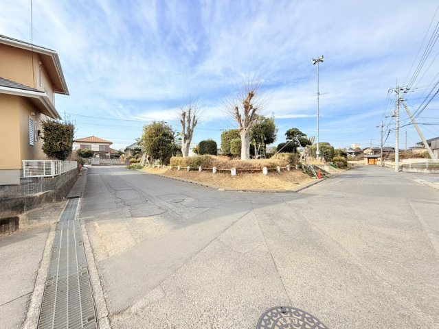 石岡市旭台中古住宅の前面道路含む現地写真