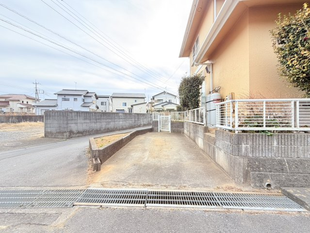 石岡市旭台中古住宅の駐車場