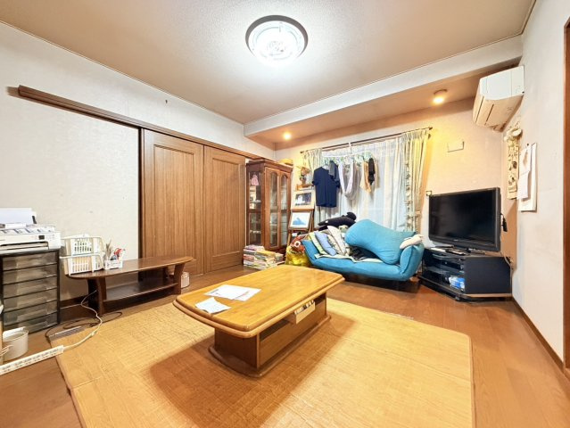 石岡市旭台中古住宅の居間・リビング