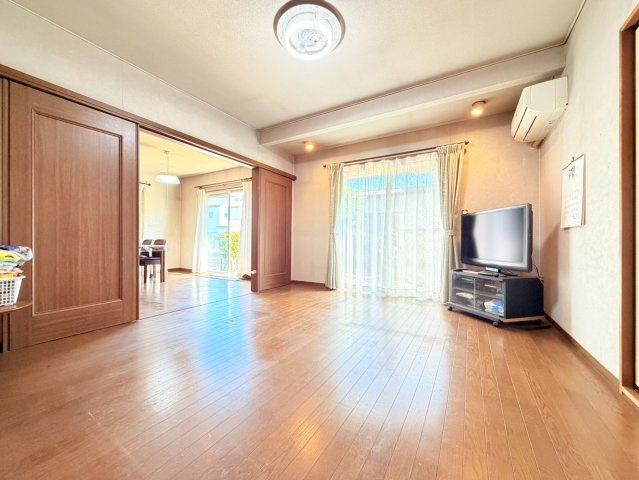【ミサワホーム施工】石岡市旭台中古住宅の居間・リビング