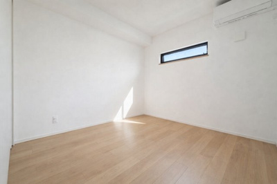 【洋室】 | ◆緑区長津田町　中古戸建◆ | ◆室内はいつも明るい印象なので気持ちの良い朝を迎えられます。各部屋にはクローゼットを完備しており、収納が多いお家はすっきりして快適空間です。
