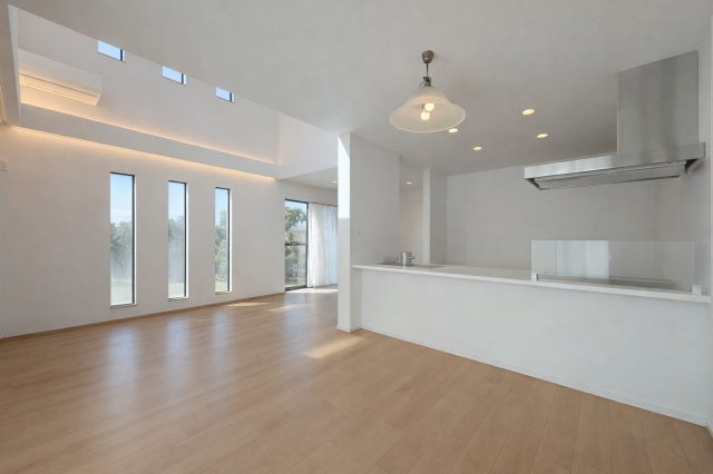 【居間・リビング】 | ◆◇緑区長津田町　中古戸建◇◆ | ◆家族で食卓を囲むダイニングスペースと、ソファでゆったりくつろぐリビングスペースがしっかり区切られているので家具の配置や用途を使いわけしやすいです。