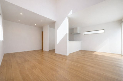 【居間・リビング】 | ◆◇緑区長津田町　中古戸建◇◆ | ◆家族で食卓を囲むダイニングスペースと、ソファでゆったりくつろぐリビングスペースがしっかり区切られているので家具の配置や用途を使いわけしやすいです。