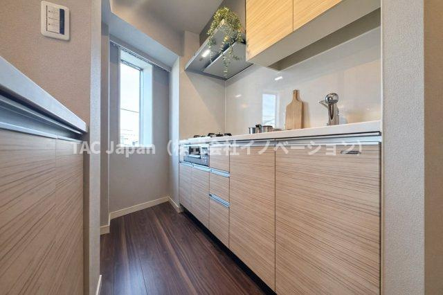 グラントレゾール西日暮里のキッチン|毎日の料理が楽しくなる、機能的でスタイリッシュなキッチン。収納も豊富で、すっきりとした空間を保ちながら、家族との会話が自然と生まれる心地よい場所です。