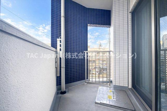 グラントレゾール西日暮里のバルコニー|やわらかな風がそっと頬をなで、空の広がりが日常を包み込むバルコニー。朝の光に目を細めたり、夕暮れの空にひと息ついたり──心がほどけるひとときが、ここにはあります。