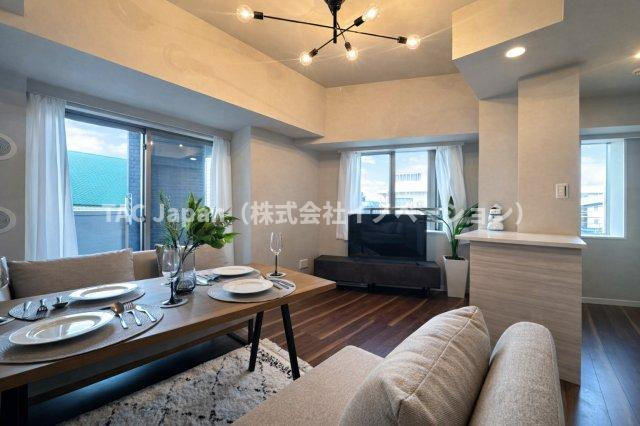 グラントレゾール西日暮里の居間・リビング|陽だまりのような温もりに包まれる広々リビング。家族の笑顔と心地よい毎日を育む、かけがえのない場所に。