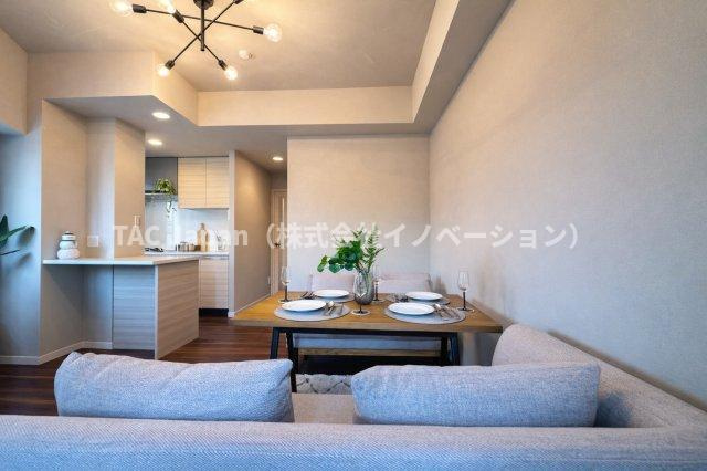 グラントレゾール西日暮里の居間・リビング|家具の配置もしやすいシンプル設計。家族の暮らしにちょうどいい、使いやすいリビングダイニングです。