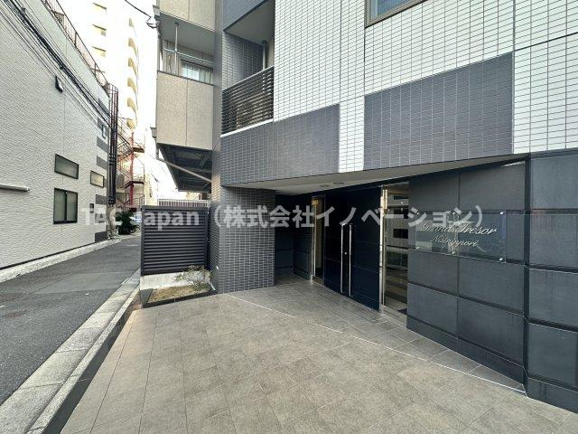 グラントレゾール西日暮里|落ち着いた上質感あふれるエントランスが、家族の帰宅を温かく包み込みます。毎日の生活に安心感と特別な安らぎをもたらし、住まう方の心にゆとりと豊かさをもたらします。