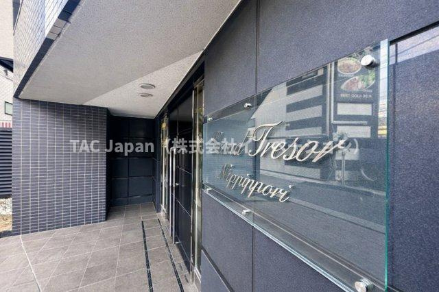 グラントレゾール西日暮里|上質感漂うエントランスが、家族の帰宅をやさしく迎え、日常をちょっと特別に彩ります。