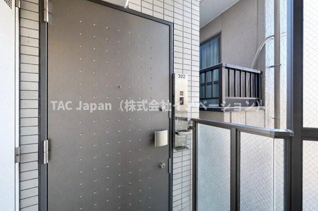 グラントレゾール西日暮里のエントランス|上質感漂うエントランスが、家族の帰宅をやさしく迎え、日常をちょっと特別に彩ります。