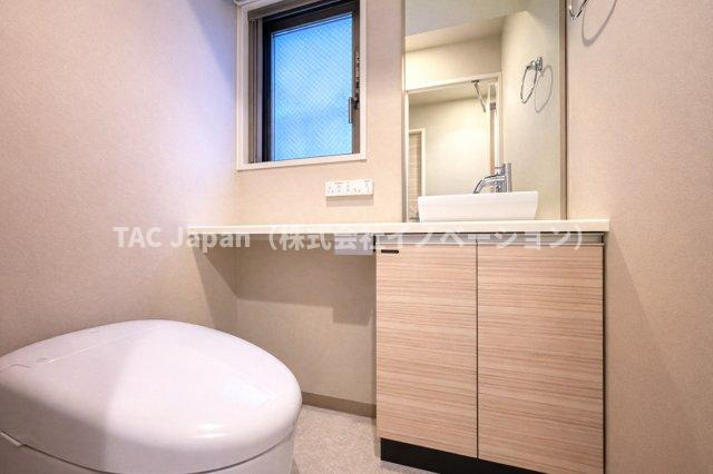 グラントレゾール西日暮里のトイレ|独立型の手洗い器を備えたトイレは、衛生面に配慮されているだけでなく、来客時にも洗練されたスマートな印象を与える空間です。