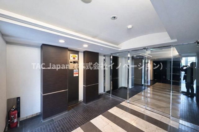 グラントレゾール西日暮里のロビー|訪れる人の足取りを自然とやわらげる、美しく整えられたロビー。洗練されたデザインと落ち着きが調和し、この空間が上質な暮らしの期待感を静かに高めてくれます。