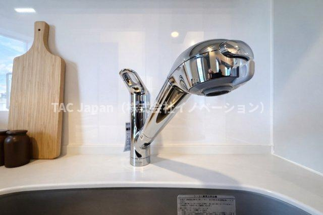 グラントレゾール西日暮里のキッチン|浄水機能付きの水栓は、安心でおいしい水がすぐ使える便利な設備。ハンドシャワーで使い勝手もよく、毎日の家事が快適になります。使い勝手と衛生面を両立した設計が、毎日の家事に小さな心地よさと楽しさをプラス。