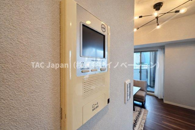 グラントレゾール西日暮里の防犯設備|リビングから来訪者の姿をしっかり確認できるモニター付きインターホンは、防犯性はもちろん、急な来客にも安心して対応できる心強い設備。ご家族の安全と安心な暮らしをそっと支えてくれます。