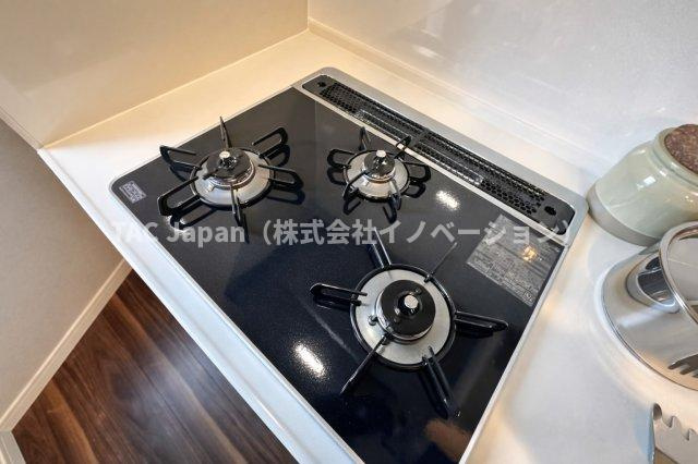 グラントレゾール西日暮里のキッチン|3口ガスコンロで、同時調理もスムーズに進み、時間を有効に使えるのがうれしいポイント。炒め物、煮込み、汁物など、複数の料理を一度に作れるので、忙しい朝や夕食の準備も効率よく進みます。