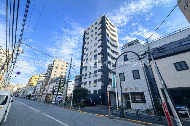 グラントレゾール西日暮里の外観|洗練されたフォルムと落ち着いた色調が、街並みにやさしく溶け込む佇まい。帰るたびに、心がふっと和らぐ外観です。