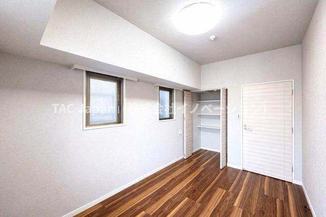 グラントレゾール西日暮里の洋室|クローゼットを備えた機能的な洋室。収納力に優れ、すっきりと整った空間を保ちやすく、住まい全体の心地よさを高めてくれます。日比谷線